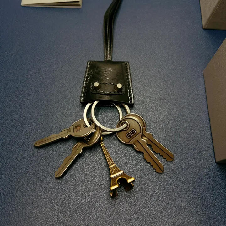 スーパーコピー バレンシアガ キーホルダー