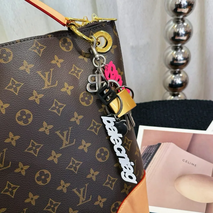 スーパーコピー バレンシアガ キーホルダー