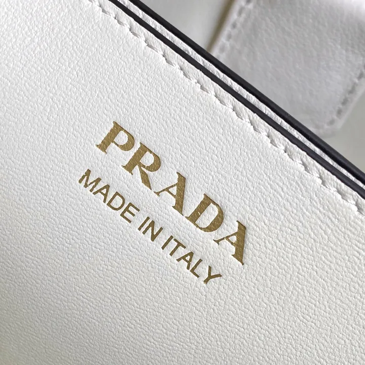 スーパーコピー プラダ キーホルダー