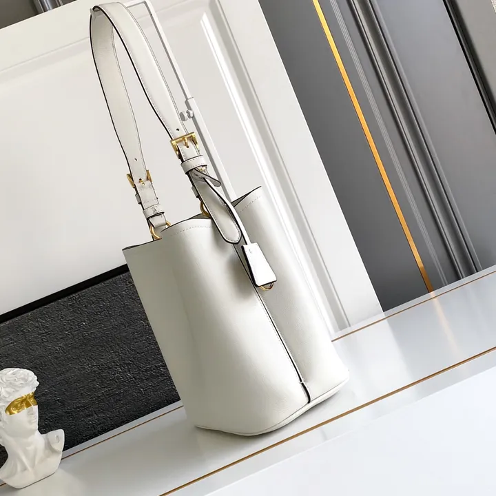 スーパーコピー バレンシアガ キーホルダー