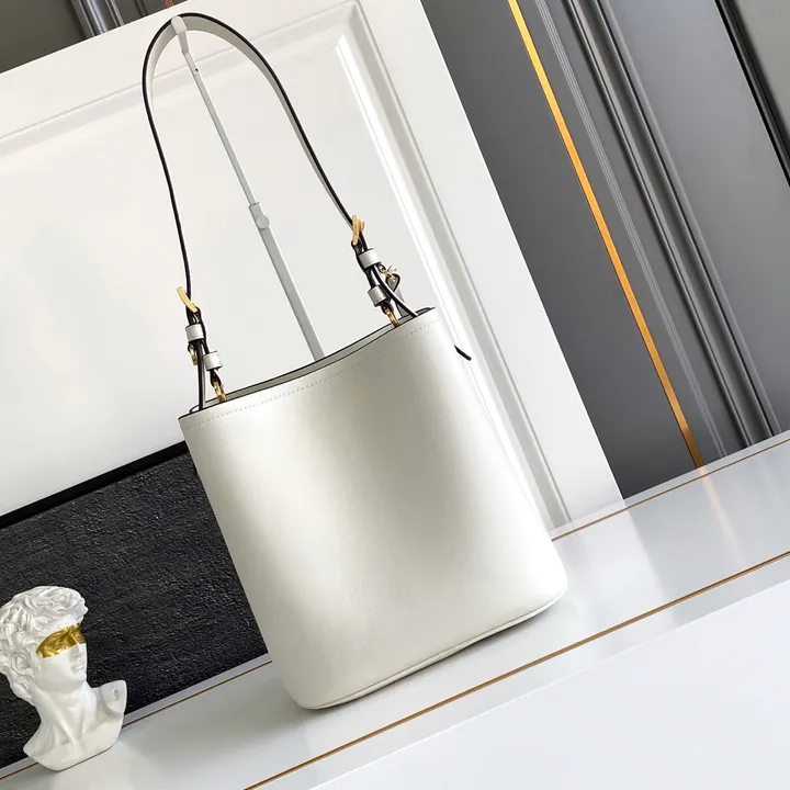 スーパーコピー バレンシアガ キーホルダー