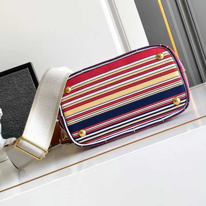 スーパーコピー バレンシアガ キーホルダー