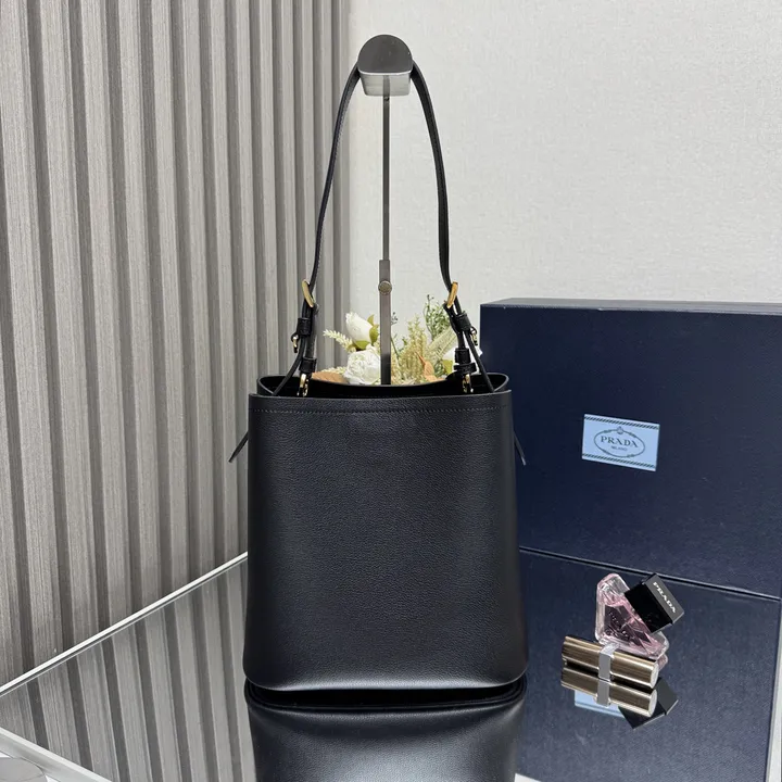 スーパーコピー バレンシアガ キーホルダー