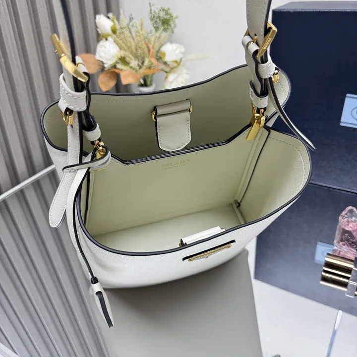 スーパーコピー バレンシアガ キーホルダー