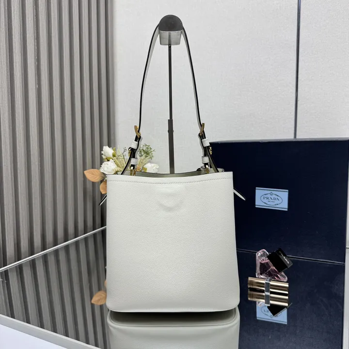 スーパーコピー バレンシアガ キーホルダー