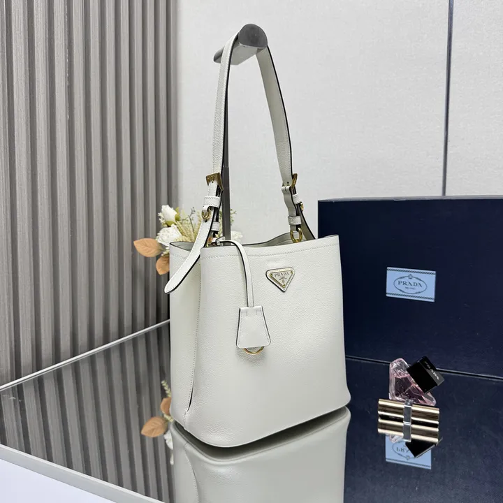 スーパーコピー バレンシアガ キーホルダー