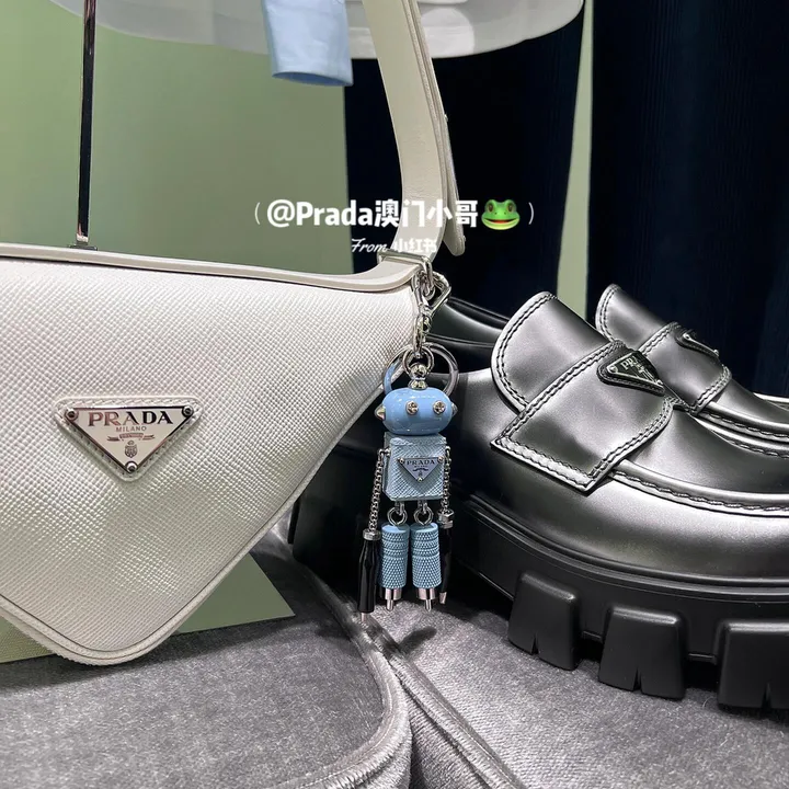 スーパーコピー プラダ キーホルダー