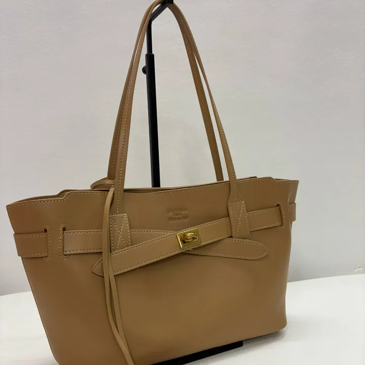 スーパーコピー バレンシアガ キーホルダー