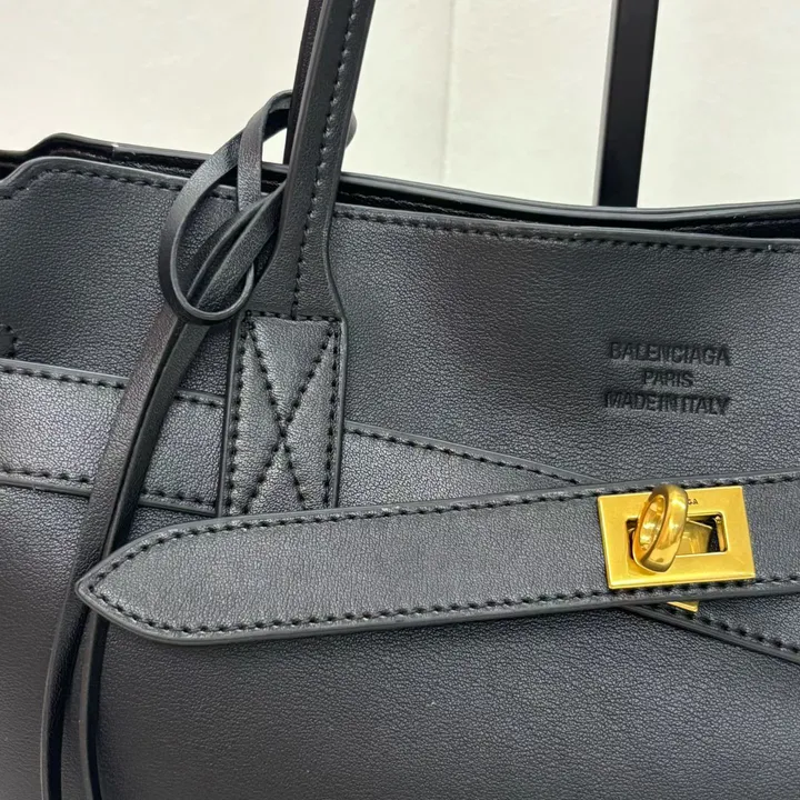 スーパーコピー バレンシアガ キーホルダー