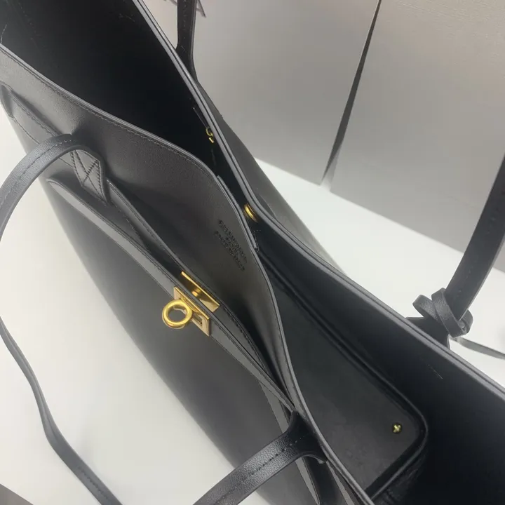 スーパーコピー バレンシアガ キーホルダー