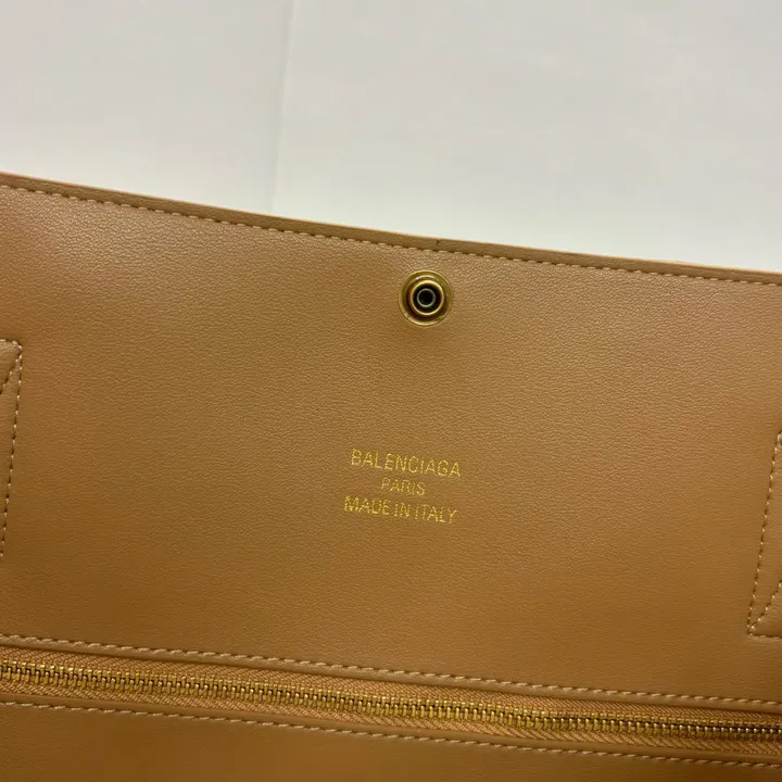 スーパーコピー バレンシアガ キーホルダー