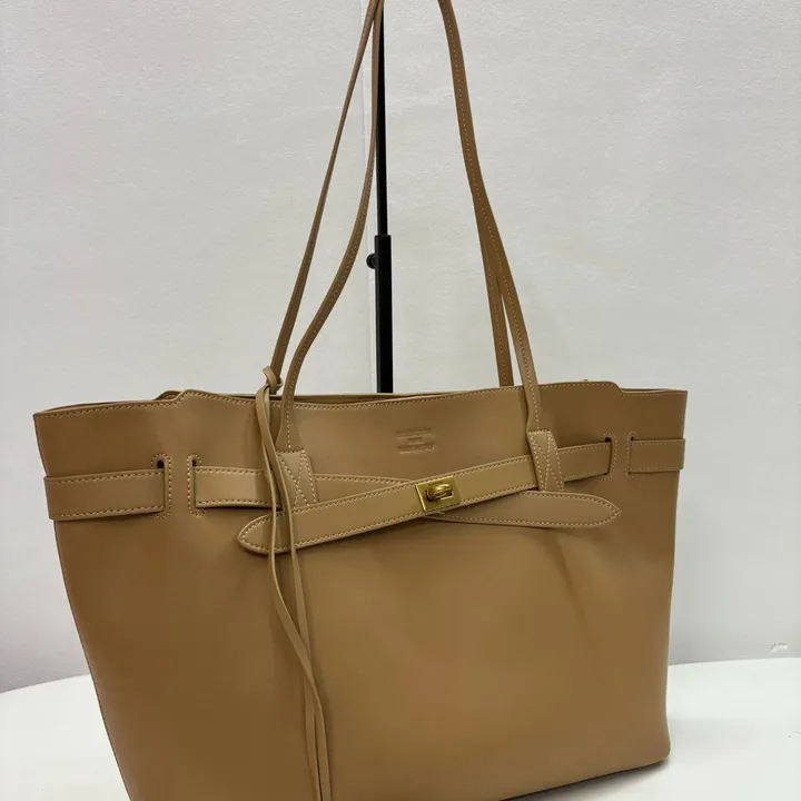 スーパーコピー バレンシアガ キーホルダー