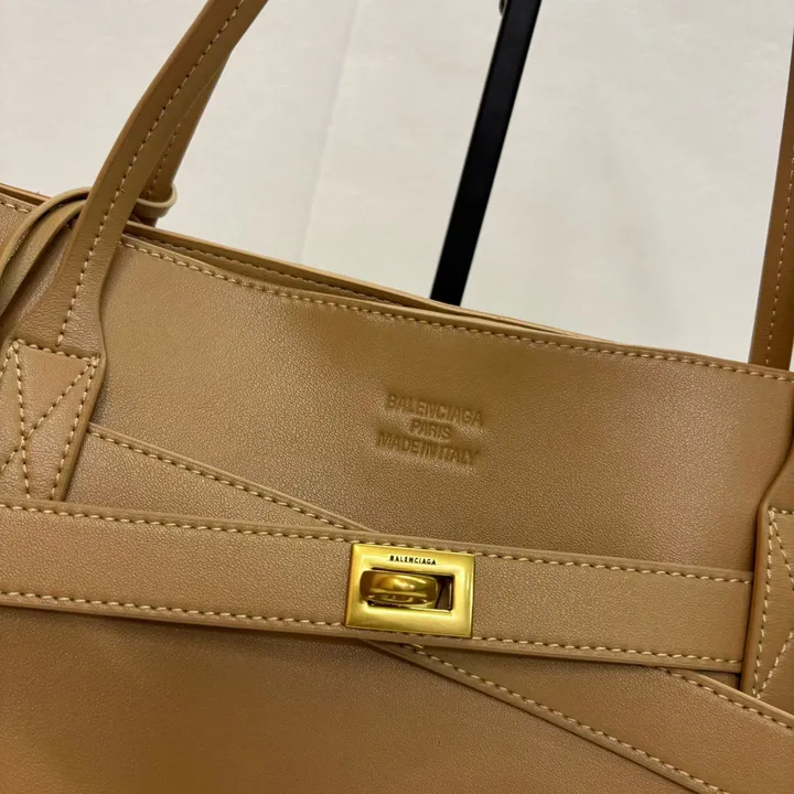 スーパーコピー バレンシアガ キーホルダー