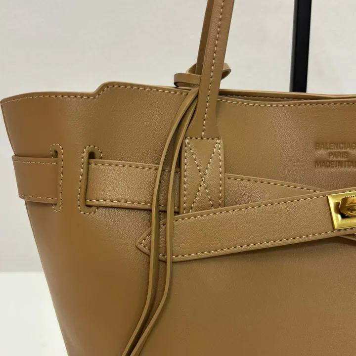 スーパーコピー バレンシアガ キーホルダー