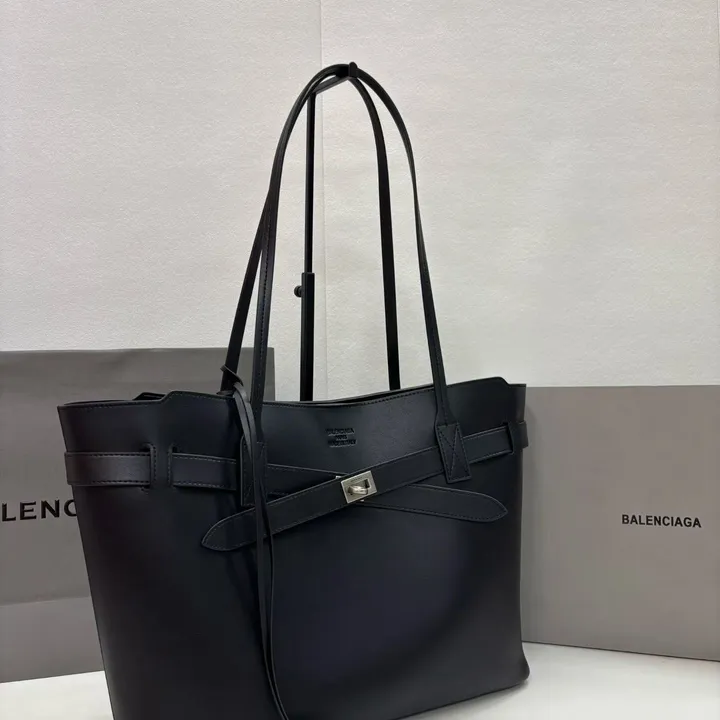 スーパーコピー バレンシアガ キーホルダー