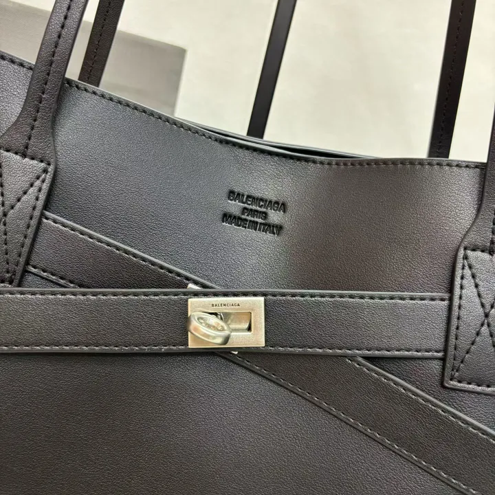 スーパーコピー バレンシアガ キーホルダー