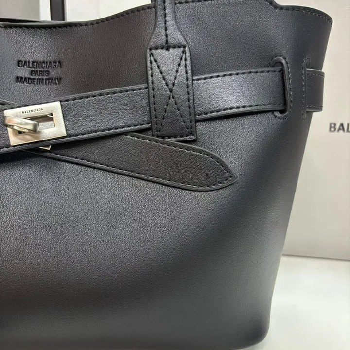 スーパーコピー バレンシアガ キーホルダー