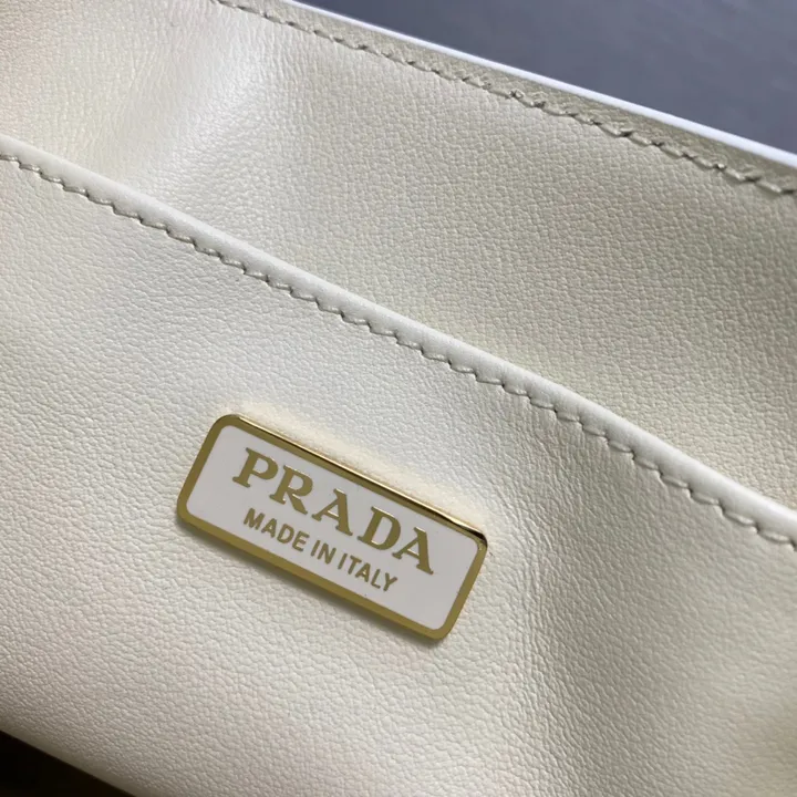 スーパーコピー プラダ キーホルダー