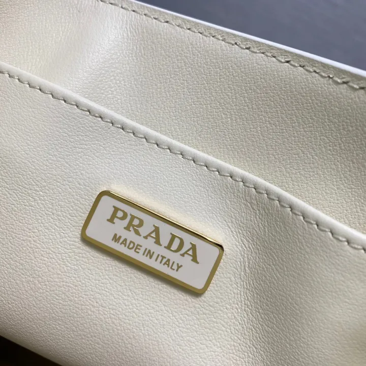 スーパーコピー プラダ キーホルダー