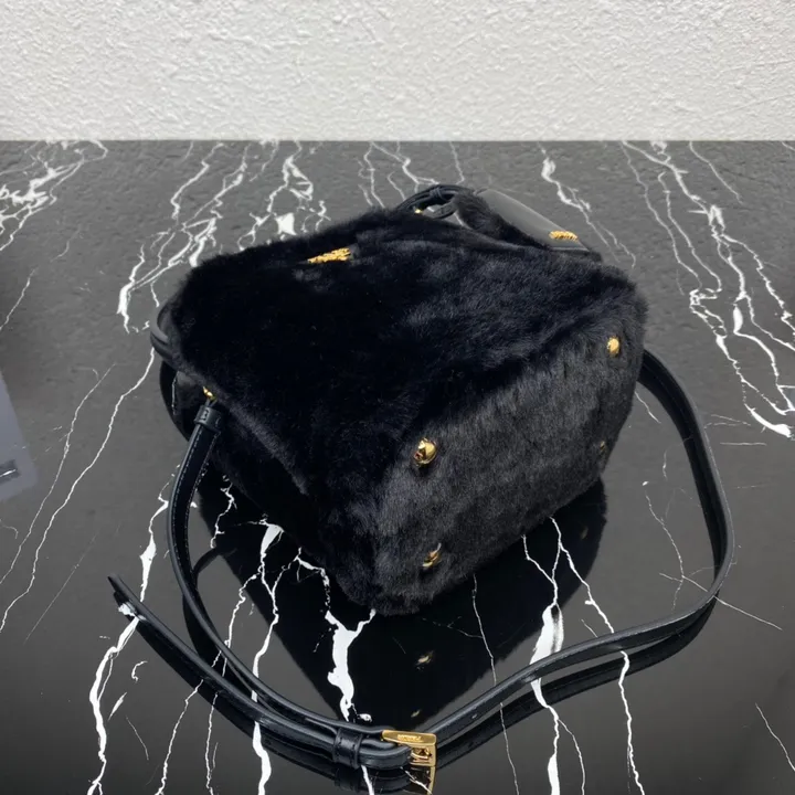 スーパーコピー プラダ キーホルダー