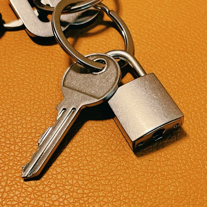 スーパーコピー バレンシアガ キーホルダー