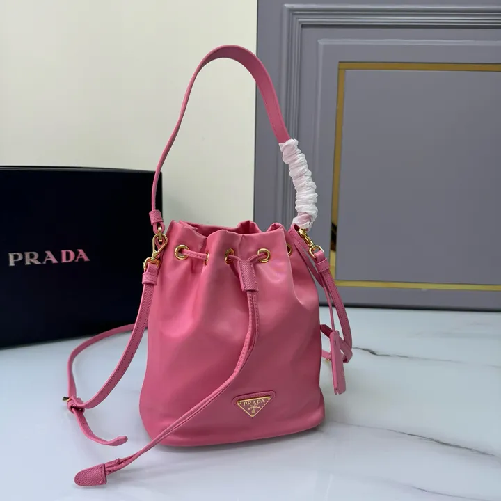 スーパーコピー バレンシアガ キーホルダー