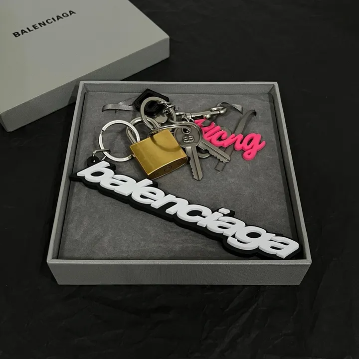 スーパーコピー バレンシアガ キーホルダー