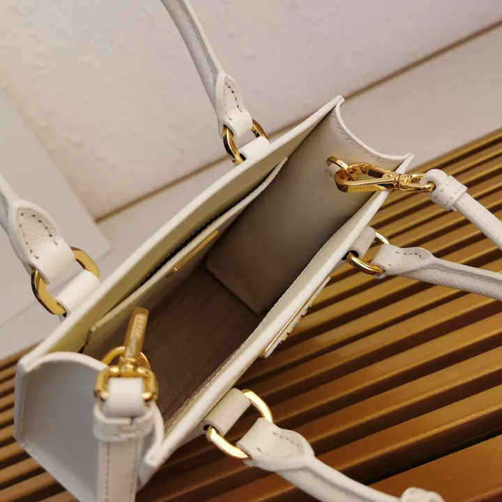 スーパーコピー プラダ キーホルダー