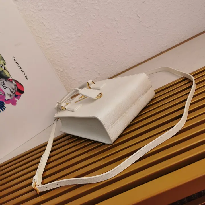 スーパーコピー プラダ キーホルダー