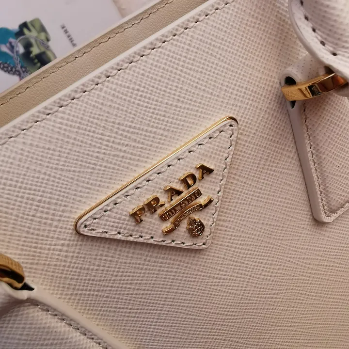 スーパーコピー プラダ キーホルダー