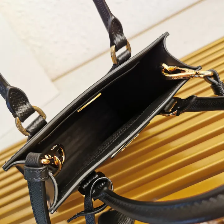 スーパーコピー プラダ キーホルダー