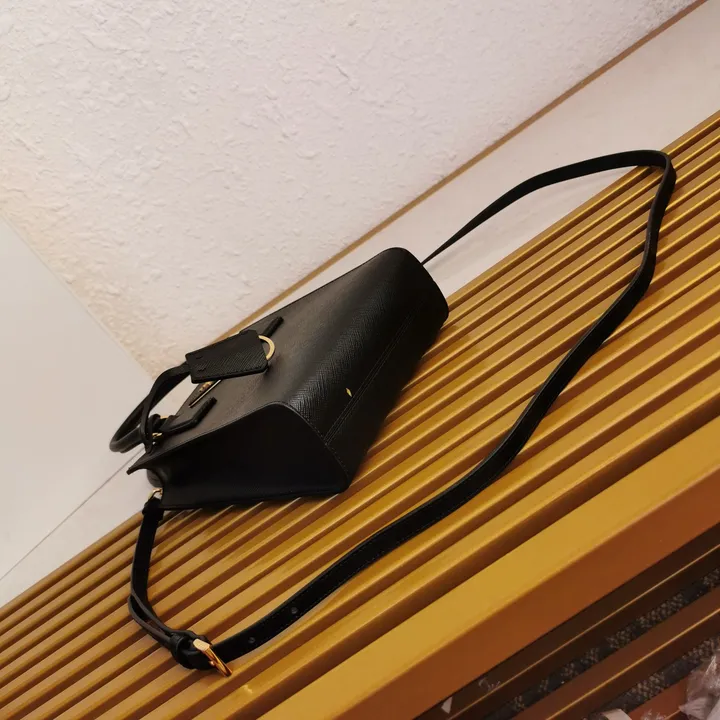 スーパーコピー プラダ キーホルダー