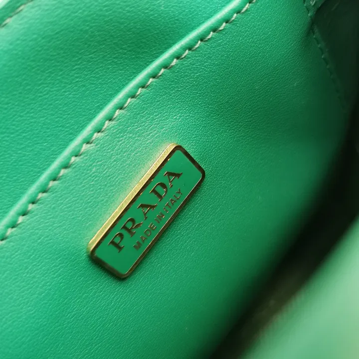 スーパーコピー プラダ キーホルダー