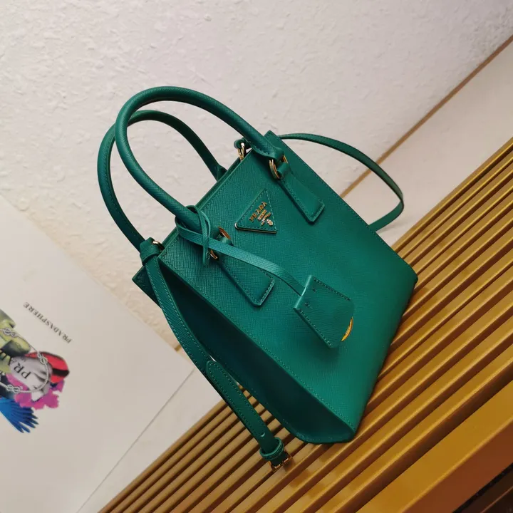 スーパーコピー プラダ キーホルダー