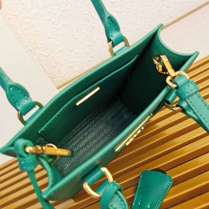 スーパーコピー プラダ キーホルダー