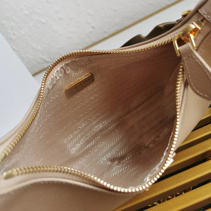 スーパーコピー プラダ キーホルダー