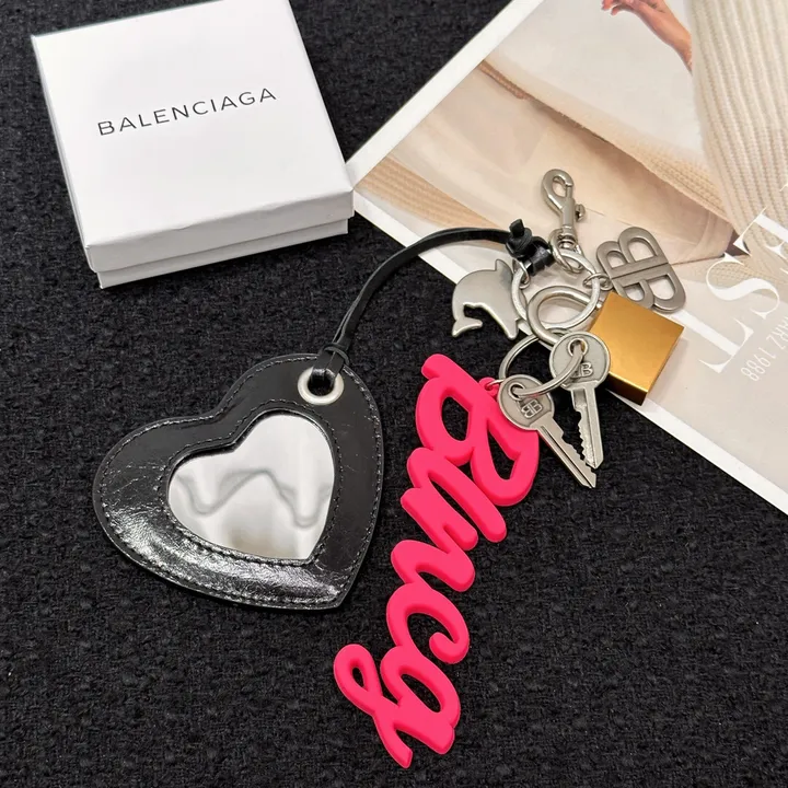 スーパーコピー バレンシアガ キーホルダー