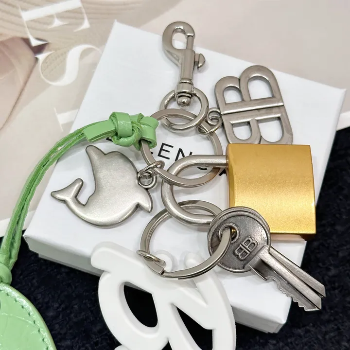 スーパーコピー バレンシアガ キーホルダー