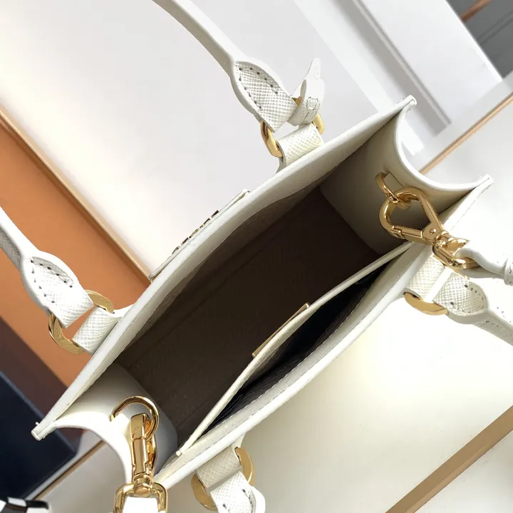 スーパーコピー バレンシアガ キーホルダー