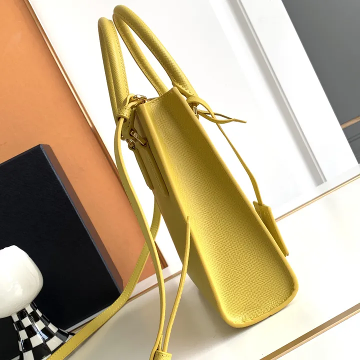 スーパーコピー プラダ キーホルダー