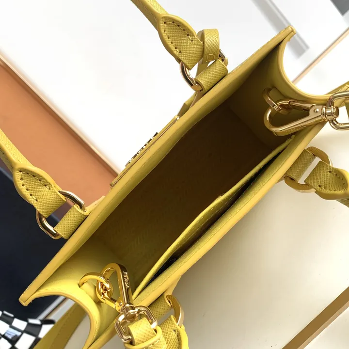 スーパーコピー プラダ キーホルダー