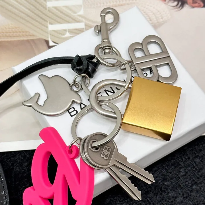 スーパーコピー バレンシアガ キーホルダー