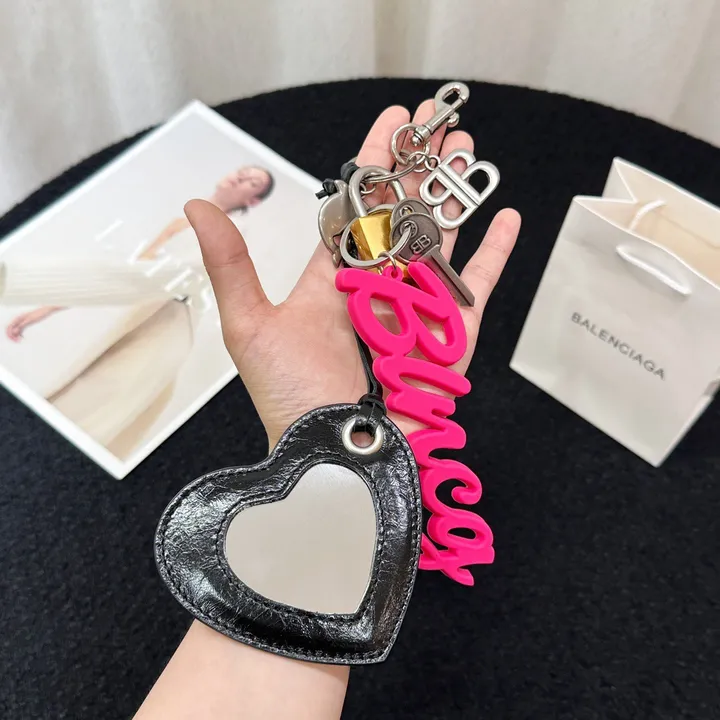 スーパーコピー バレンシアガ キーホルダー