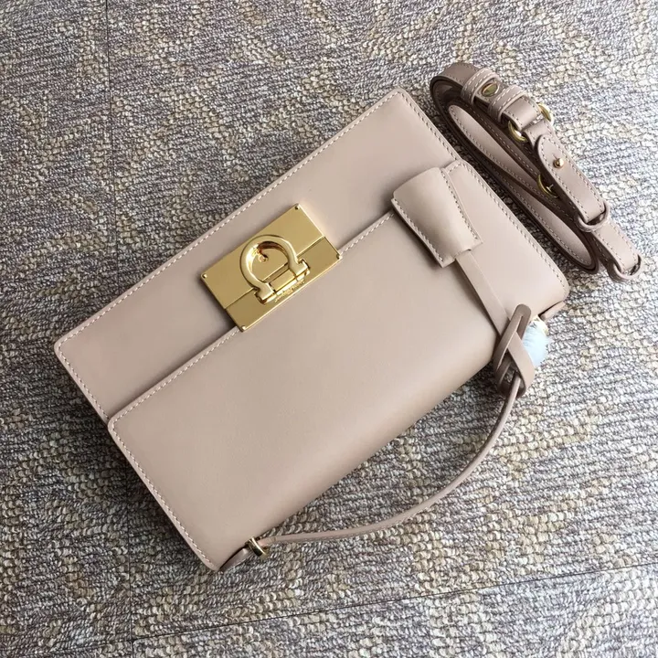 スーパーコピー フェラガモ キーホルダー