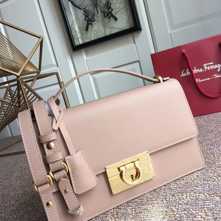 スーパーコピー フェラガモ キーホルダー