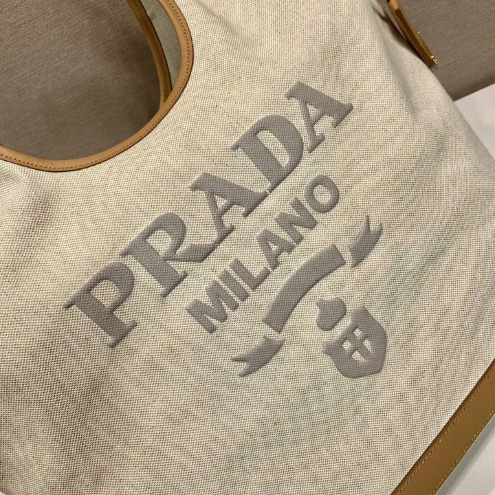 スーパーコピー プラダ キーホルダー