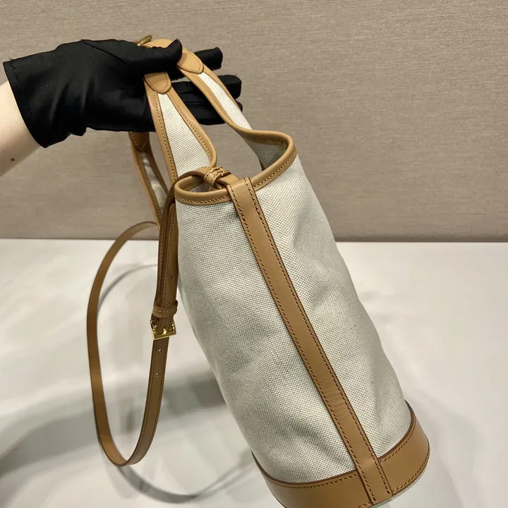 スーパーコピー プラダ キーホルダー