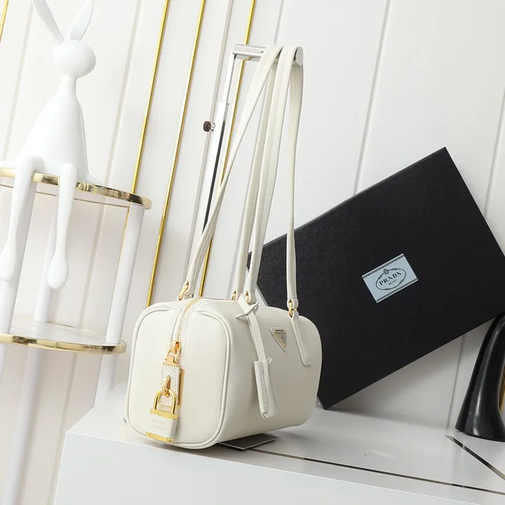 スーパーコピー プラダ キーホルダー