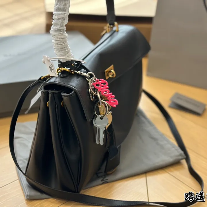 スーパーコピー バレンシアガ キーホルダー