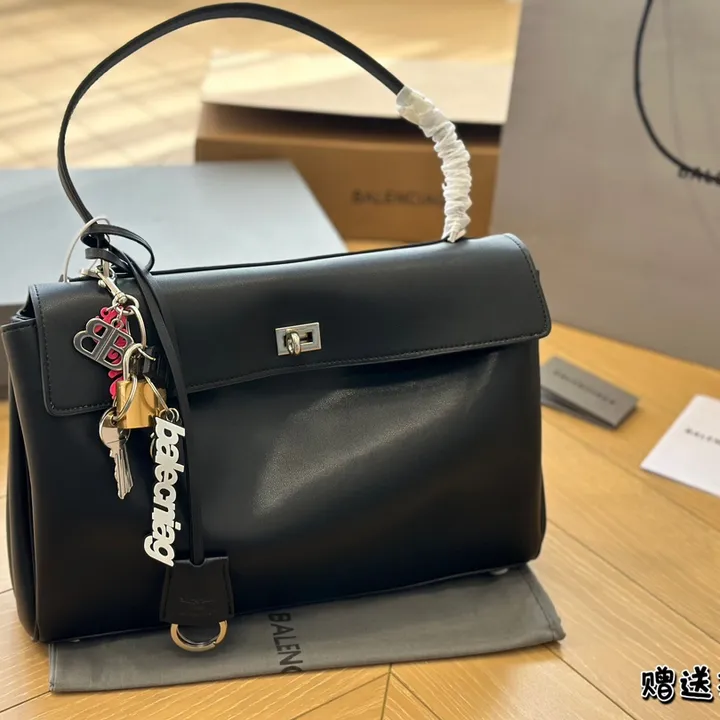 スーパーコピー バレンシアガ キーホルダー